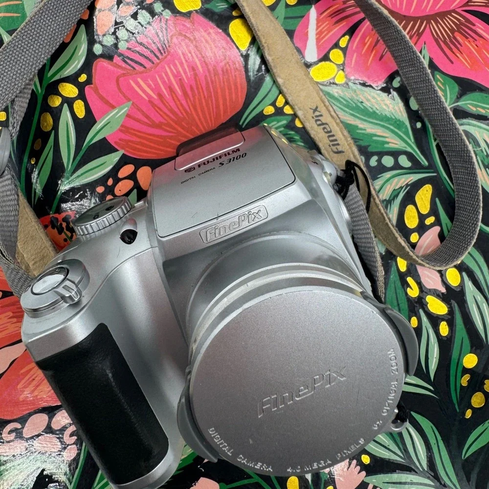 Fujifilm FinePix S3100 Digital Camera 4.0MP 6x Optical Zoom Silver Vintage‎ Y2K